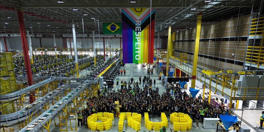 Interior do centro de distribuição da Amazon em Cajamar, SP, com colaboradores reunidos